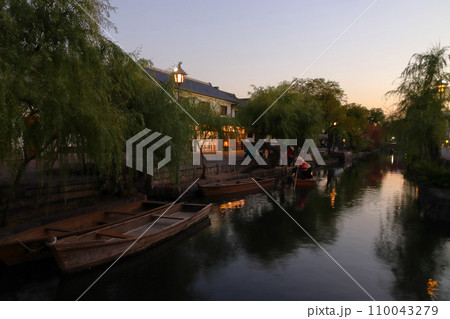 晩秋の夕暮れの倉敷美観地区：倉敷川畔の舟流し（岡山県倉敷市） 110043279