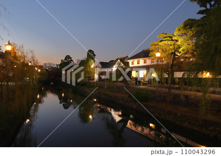 晩秋の夕暮れの倉敷美観地区：倉敷川畔にて（岡山県倉敷市） 110043296