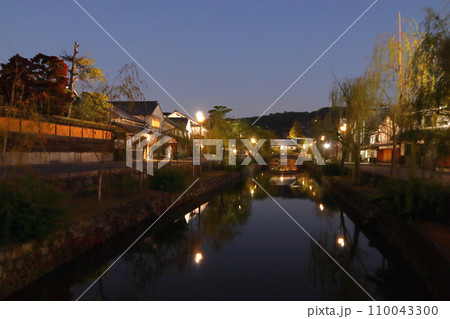 晩秋の夕暮れの倉敷美観地区:倉敷川畔にて(岡山県倉敷市) 晩秋の夕暮れの倉敷美観地区:倉敷川畔にて(岡山県倉敷市) 110043300