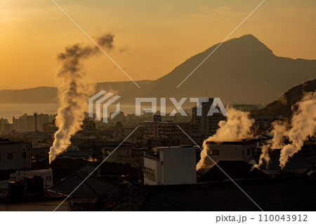 別府市街地 朝焼けと湯けむり 別府市街地 朝焼けと湯けむり 110043912