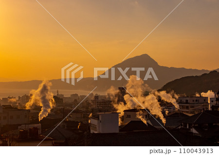 別府市街地　朝焼けと湯けむり 110043913