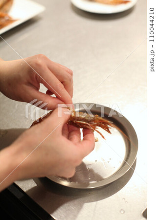 エビをむく エビをむく 110044210