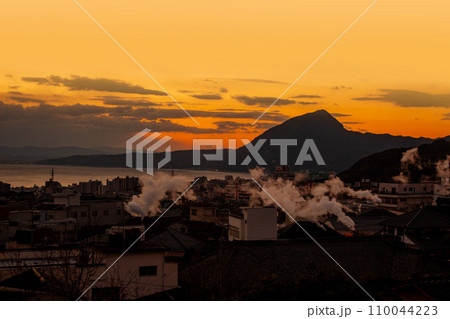 別府湾の朝焼けと鉄輪温泉の湯けむり 110044223
