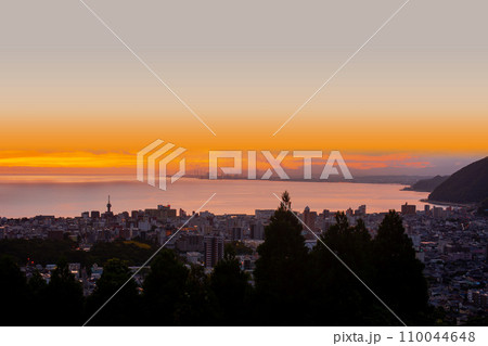 別府湾の日の出と別府市大分市街地の眺望 別府湾の日の出と別府市大分市街地の眺望 110044648