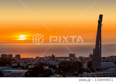 別府湾の日の出と別府市大分市街地の眺望 110044651