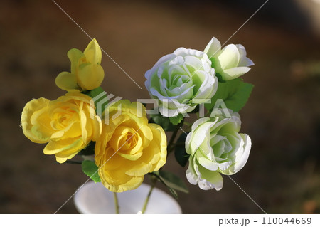 黄色と緑色の布で作った手作りのバラの花 110044669