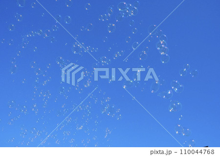 青空とシャボン玉の飛翔 110044768