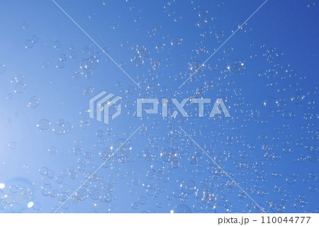 青空とシャボン玉の飛翔 110044777