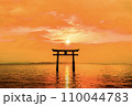 湖に浮かぶ鳥居 110044783