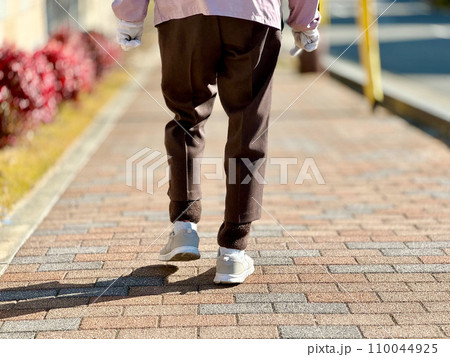 住宅街の歩道を歩く高齢女性の足元 110044925