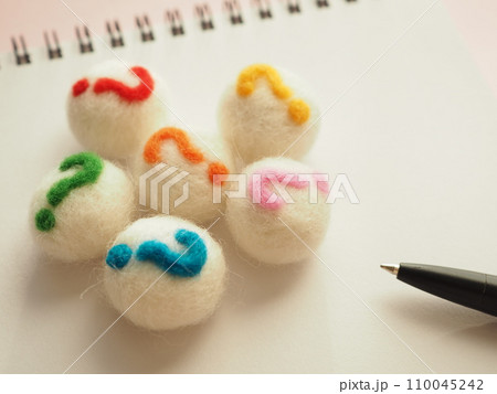 ノートに複数のハテナマークとペン？はてなマーク 110045242