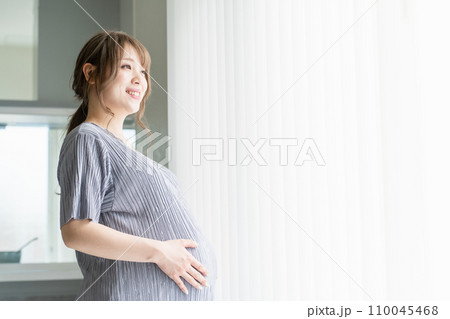 妊婦・妊娠中のプレママ・出産準備(コピースペース) 妊婦・妊娠中のプレママ・出産準備(コピースペース) 110045468