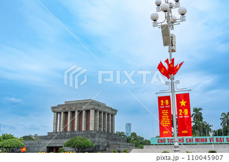 ベトナムハノイ市　バディン広場から見たホーチミン廟とナショナルデーの旗 110045907