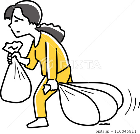 複数のゴミ袋を引きずる女性 110045911