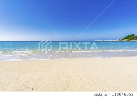 ブセナ海中公園の白い砂浜と青い海　沖縄県名護市 110046052
