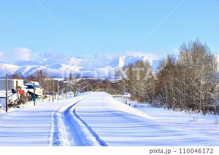 雪の積もった晴れた冬の日の河川敷 110046172