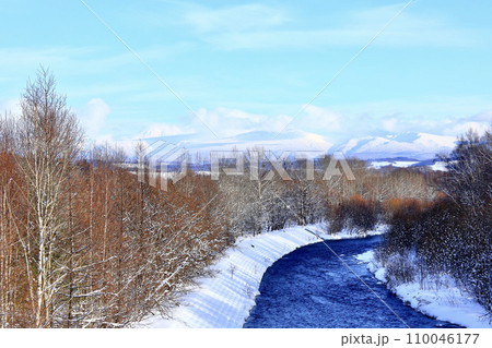 雪の積もった晴れた冬の日の青い美瑛川 110046177