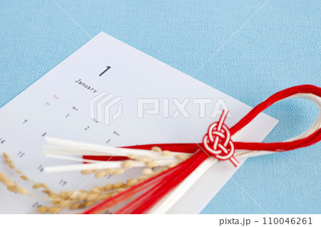 水引飾りと1月のカレンダー ブルー背景 水引飾りと1月のカレンダー ブルー背景 110046261