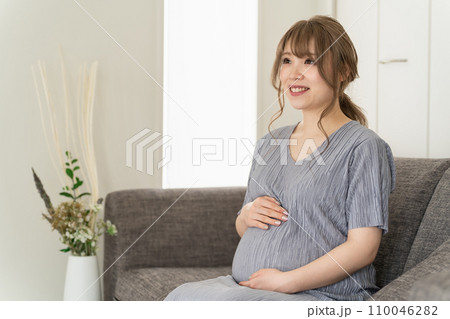 家のソファに座る妊婦・マタニティ 家のソファに座る妊婦・マタニティ 110046282
