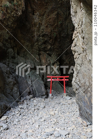 大御神社内にある洞窟の中の鵜戸神社【日本・宮崎】 110046342