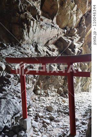 大御神社内にあるの鵜戸神社の鳥居【日本・宮崎】 110046344