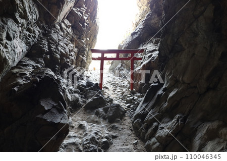 大御神社内にあるの鵜戸神社の鳥居【日本・宮崎】 110046345