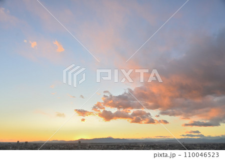 2023年冬至の日の富士山と夕焼け 110046523