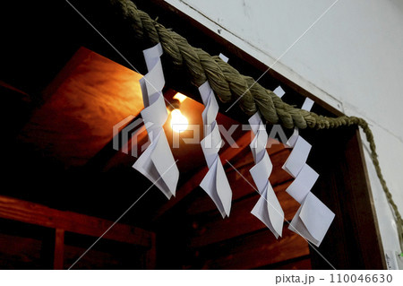 古い酒蔵の入口にあるしめ縄としめ飾り（紙垂） 110046630