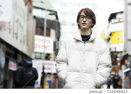 東京で暮らす若い男性 東京で暮らす若い男性 110046822