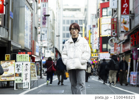 東京で暮らす若い男性 東京で暮らす若い男性 110046825