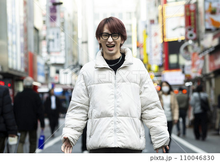 繁華街で叫ぶ若い男性 110046830