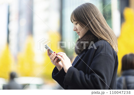 東京で暮らす若い女性 東京で暮らす若い女性 110047238