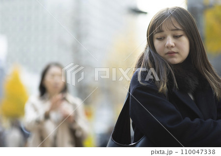 母に背を向ける反抗期の子ども 母に背を向ける反抗期の子ども 110047338
