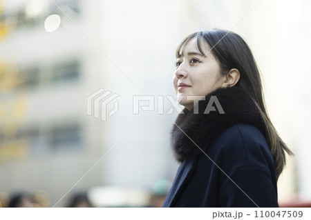 東京で暮らす若い女性 110047509