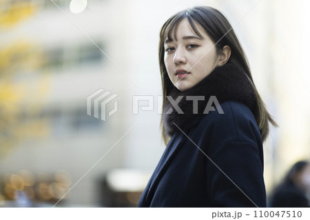 東京で暮らす若い女性 東京で暮らす若い女性 110047510