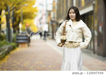 東京で働く若い女性 東京で働く若い女性 110047549