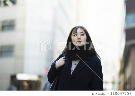 東京で暮らす若い女性 東京で暮らす若い女性 110047557