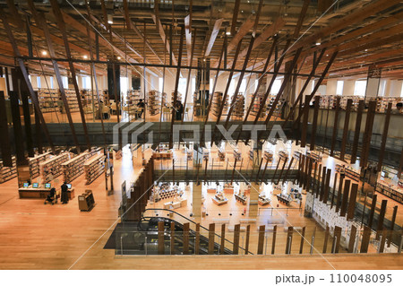 富山 TOYAMAキラリ(富山市ガラス美術館)の大きな吹抜けと地元産無垢杉板を多用した内装デザイン 富山 TOYAMAキラリ(富山市ガラス美術館)の大きな吹抜けと地元産無垢杉板を多用した内装デザイン 110048095