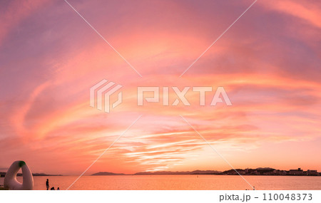 夕焼けに染まる宍道湖の空 110048373