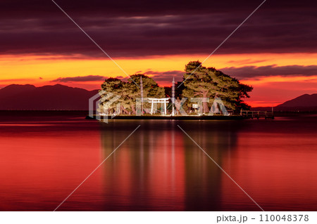 夕焼けに染まる宍道湖の情景 110048378