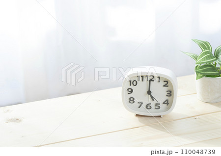 時計　時間　5時　5：00　早朝　朝 110048739