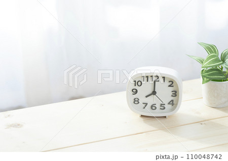 時計　時間　8時　8：00　朝 110048742