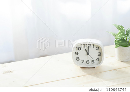 時計　時間　11時　11：00　朝 110048745
