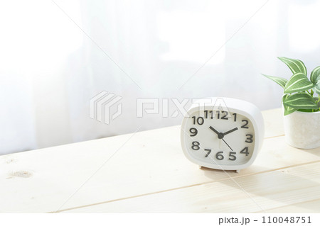 時計　時間　朝　10：10　10時10分 110048751