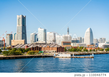 【神奈川県】青空が広がる横浜みなとみらいの都市風景 110048774
