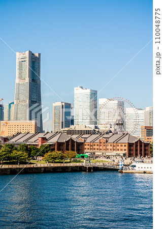 【神奈川県】青空が広がる横浜みなとみらいの都市風景 【神奈川県】青空が広がる横浜みなとみらいの都市風景 110048775