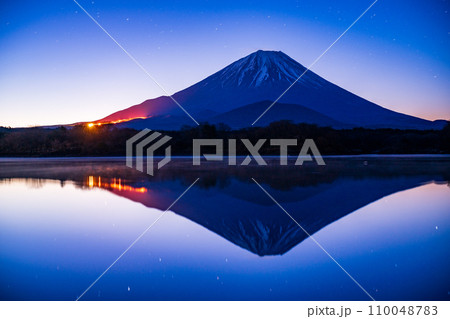 （山梨県）夜明け前の精進湖の湖畔から眺める富士山 110048783