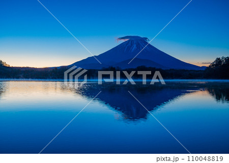 （山梨県）夜明けの頃、精進湖の湖畔から眺める富士山 110048819