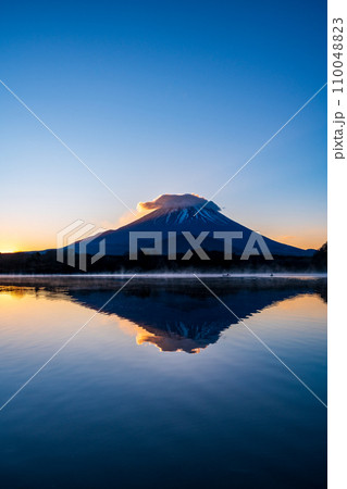 (山梨県)夜明けの頃、精進湖の湖畔から眺める富士山 (山梨県)夜明けの頃、精進湖の湖畔から眺める富士山 110048823