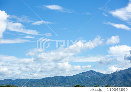 青空と雲と山並み 青空と雲と山並み 110048899